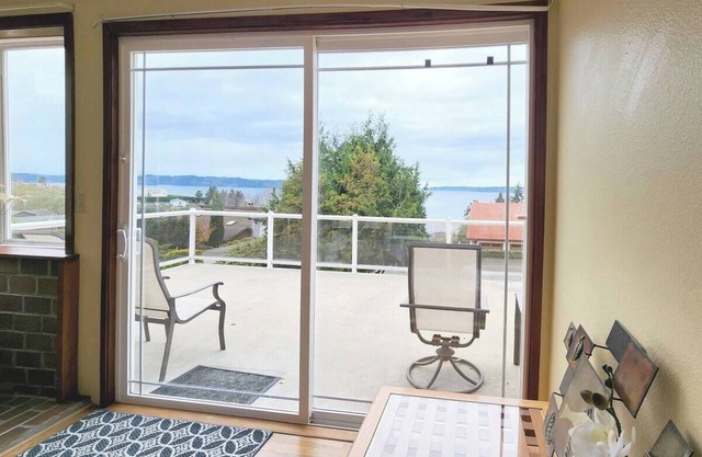 Relaxing Oceanview Retreat - 3BR 2.5BA Hot Tub & Plenty Parking - Near SeaTac