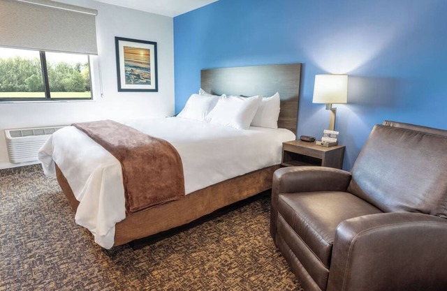 Relaxing Room w/Full Kitchen & Pet-Friendly Near White Deer Park Nature Center