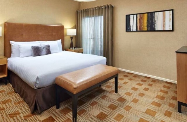 Relaxing Stay Minutes Away from The Grove - Wine & Cheese Hour