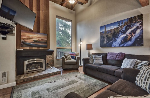 Relaxing Tahoe Getaway + Private Beach + Pool + Tennis