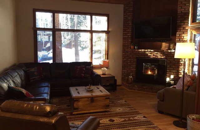 REMODELED 2 BR + LOFT/2.25 BA in Mammoth Lakes - Woodlands Complex - Sleeps 8