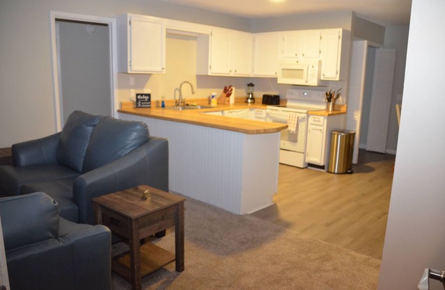 Remodeled apartment one minute to Fort Novosel gate. Short or Long-term stays!