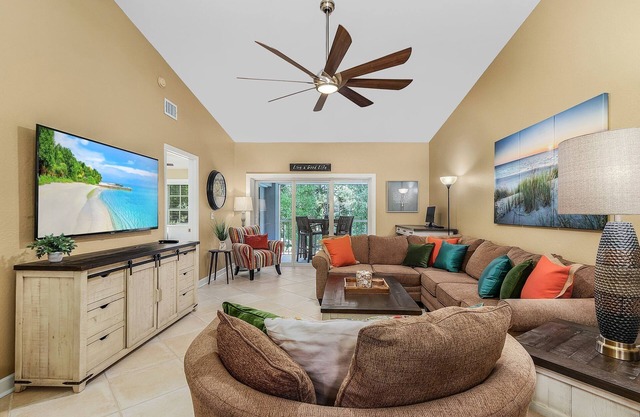 Remodeled Condo Naples - In Neighborhood with Private Beach