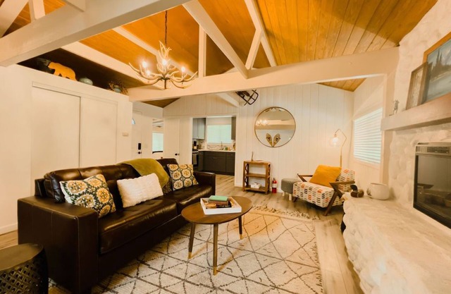 Remodeled Crestline Cabin near Creek and Lake
