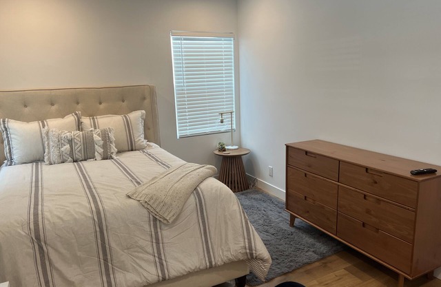 Remodeled Home near Studios and Hollywood!