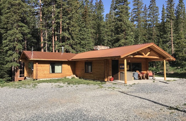Remodeled log cabin on the creek!