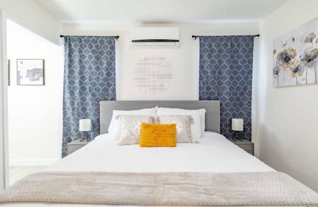 Remodeled Modern House with King Bed and Parking