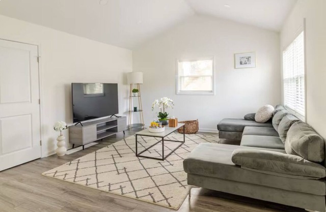 Remodeled single-family house, 1 mile away from Rochester Airport