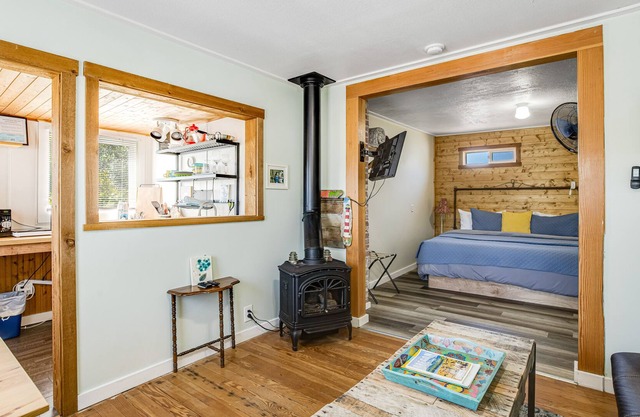 Remodeled & Updated Cottage near the Beach w/Gas Fireplace, Free WiFi, Cable