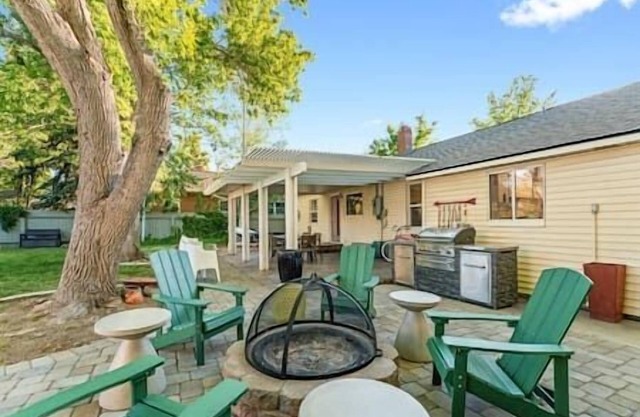 Reno Roost a welcoming private home with yard in Old SW Reno