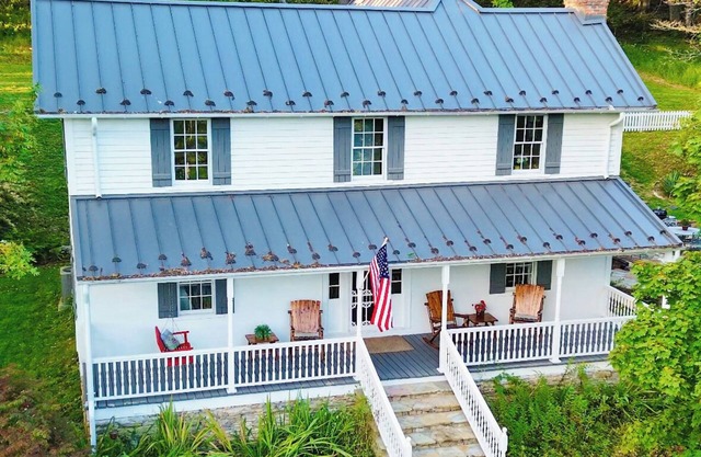 Renovated 1885 Farmhouse: Horse, Goats, & Fresh Eggs
