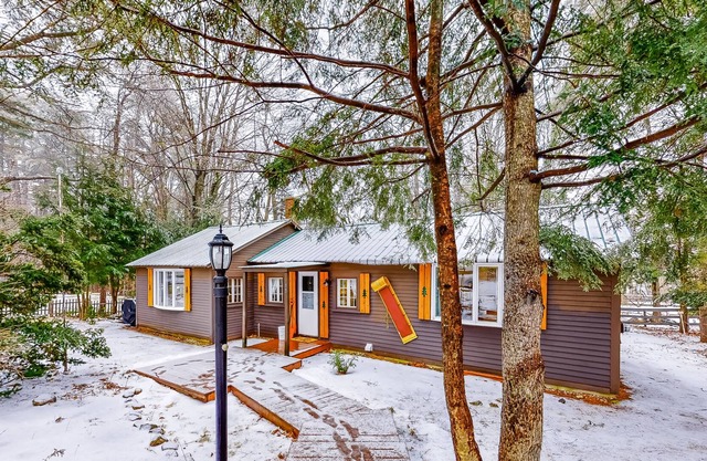 Renovated 1940s ski cabin w/ pellet stove, patio & AC - walk to Cranmore & town!