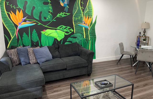 Renovated 2-bedroom/1 bath apartment Centrally located in Fort Lauderdale