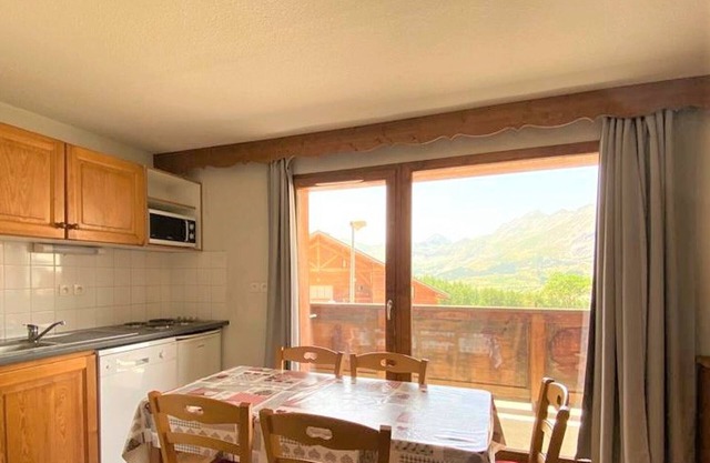 Renovated apartment 6 pers, balcony, parking, pets allowed