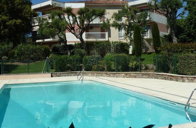Renovated apartment in Valescure, with pool and golf view, near the sea