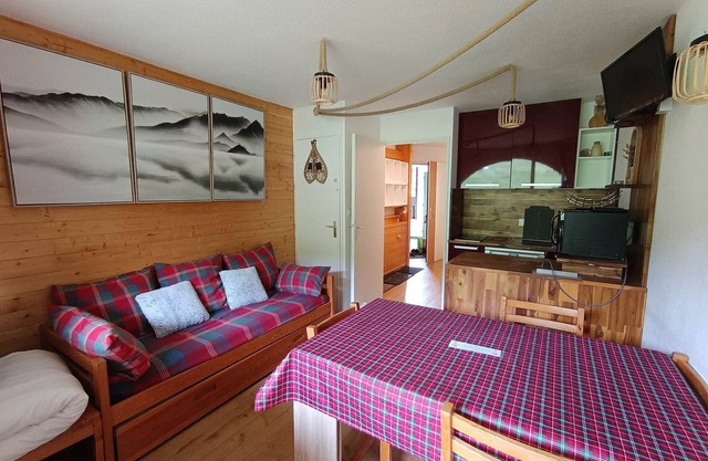 Renovated Apartment with WiFi, South-Facing, Ski-in/Ski-out, Parking - Montgenèvre