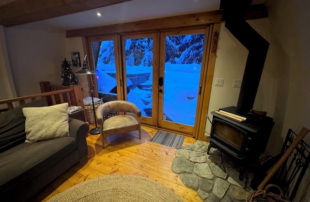 Renovated 2 bedroom cabin - amazing location, private hot tub, laundry, storage.