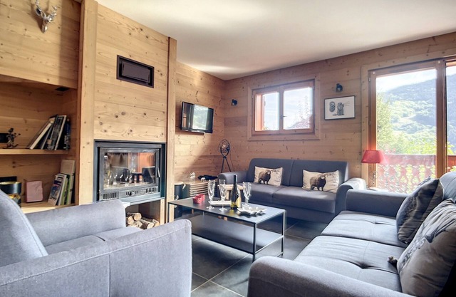 Renovated chalet with jacuzzi, fireplace and terrace in Méribel