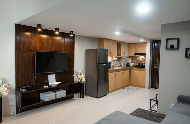 Renovated - City Center - Pool Access - 2 A/Cs
