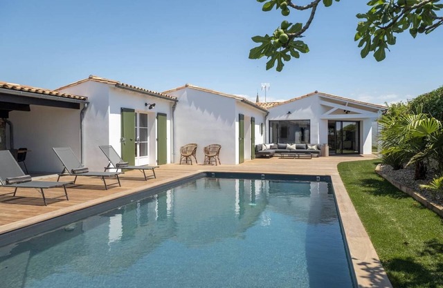 Renovated family house with heated pool in a quiet area