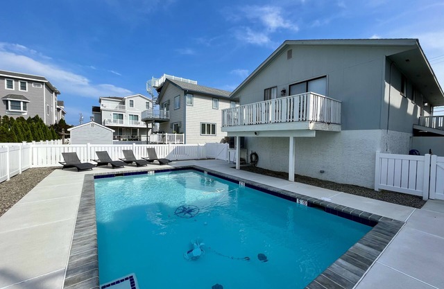 Renovated Home with Heated Pool 3 Bed/2 Bath - Sleeps 6