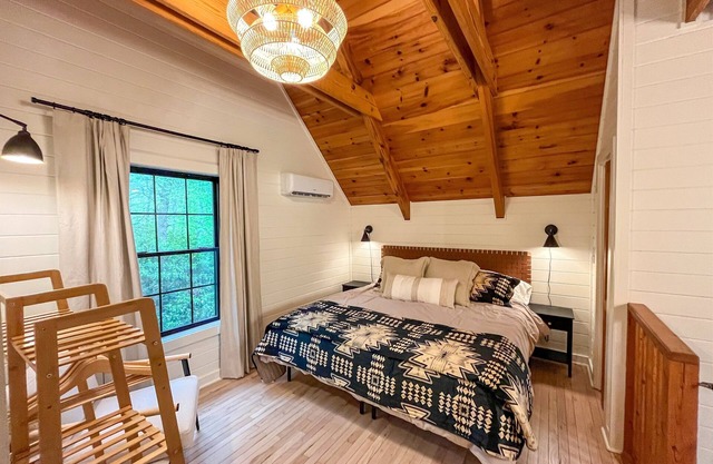 Renovated! Hot Tub! Cabin 1! Right off the BRPW!