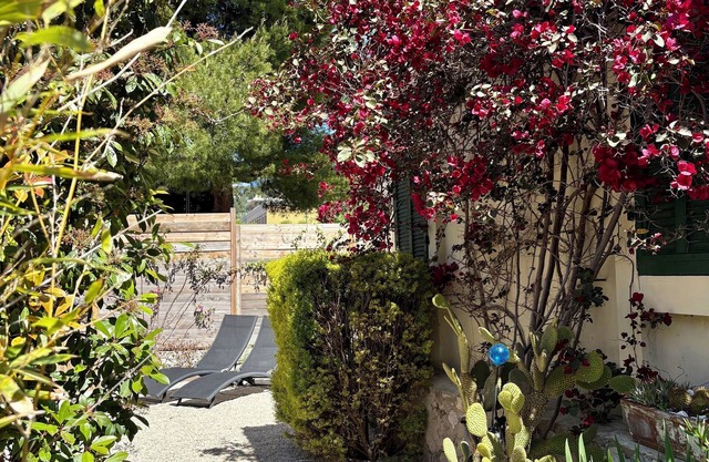 RENOVATED HOUSE IN THE HEART OF THE VILLAGE WITH GARDEN 100M FROM THE PORT