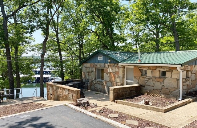 Renovated lakeside cabin with swimming pool & resort amenities!
