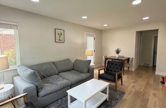 Renovated Relaxing Park Hill Home -Ample Parking Central Location