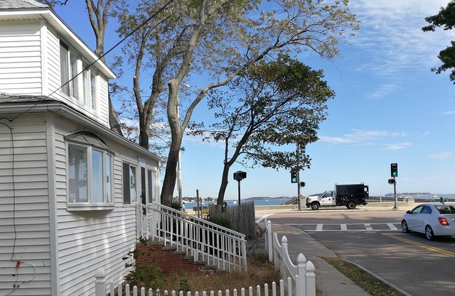 Renovated Spacious Beach House Easy Commute to Boston