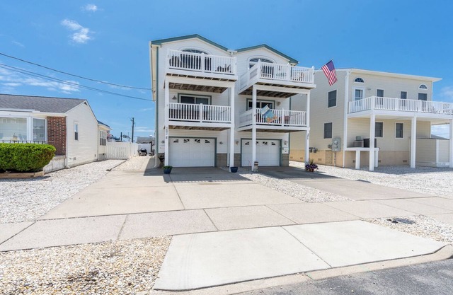 Renovated with Backyard Oasis! Quick Walk to Town & Beach. 4 BRs. Sleeps 10