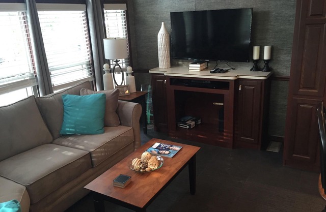 RENT OUR LUXURIOUS PARK MODEL COTTAGE