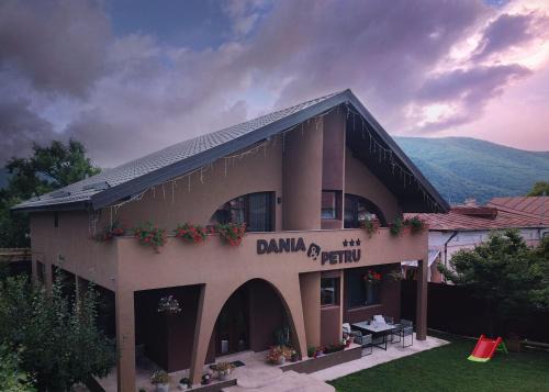 Residence by DANIA & PETRU