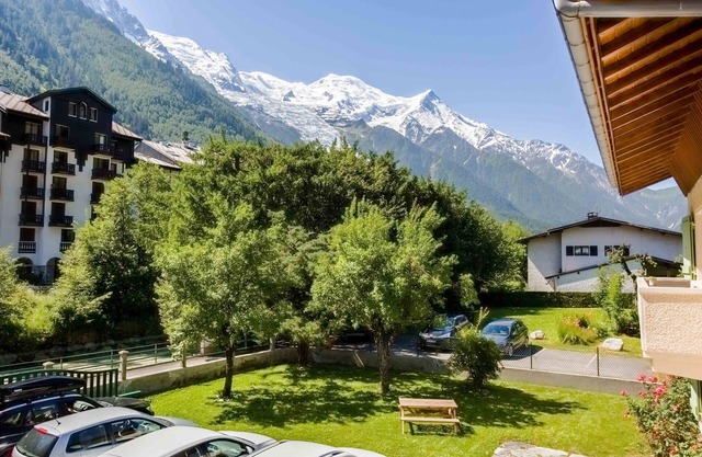 Residence Edelweiss - 3 apts sleeping 18, 8 bedrooms, parking, centre chamonix