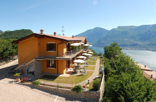 Residence Garden: Two-room apartment with balcony and lake view
