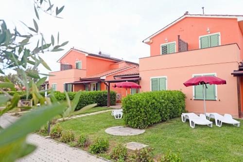 Residence with swimming pool in Mazzanta just 600 meters from the beach
