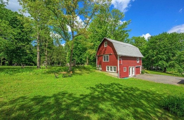 Restored Historic 1850s Barn "Carriage House" Studio @ Hillsdale Town Center