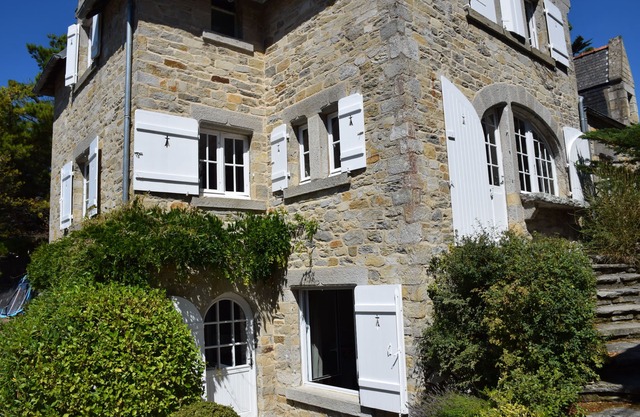 Restored stone villa, 7 bedrooms immediate access to the large beach