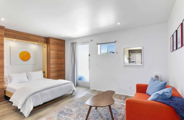 Retro Studio in the Heart of DTPH - Very Walkable