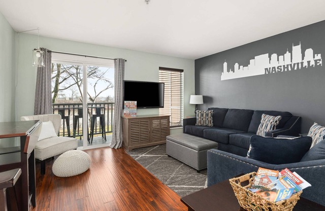 RF1004 ~ King Bed ~ Pool ~ Outdoor space on the River ~ Free Covered Parking ~ 1 Mi to Broadway
