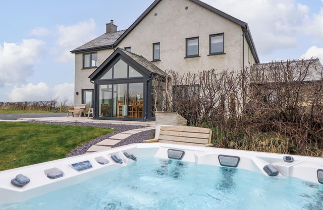 RHANDIR HEN, pet friendly, character holiday cottage in Aberystwyth