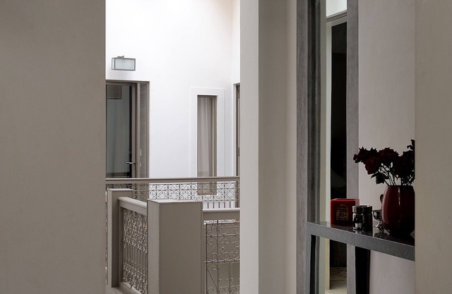 Riad 6 rooms, contemporary decor, with staff available.