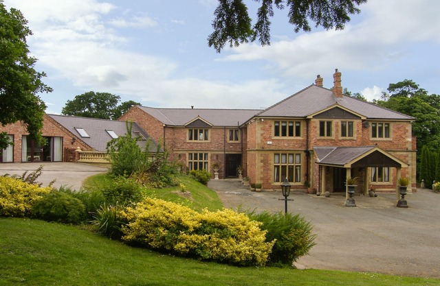 RICHMOND HALL, family friendly, luxury holiday cottage in St Asaph