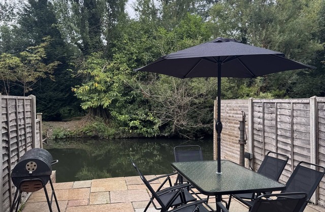 Rickmansworth Lodge - Canal View