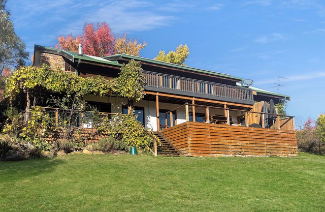 Ridge River Retreat: 4 BR, 3.5 BA in Merrijig, Sleeps 8