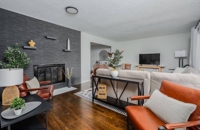 Ridge Roost: Mid-Century Charm, Modern Comforts near Downtown Gahanna