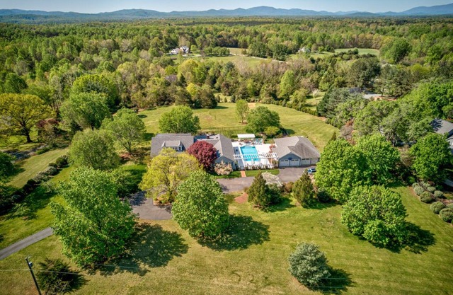 Ridgeview Cottage: Mtn Views and Mins to Cville!