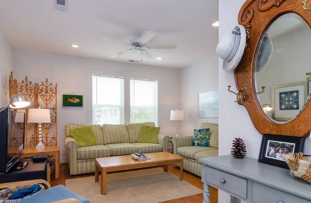 Riester Middle: Enjoy ocean and sound views and a short walk to pier