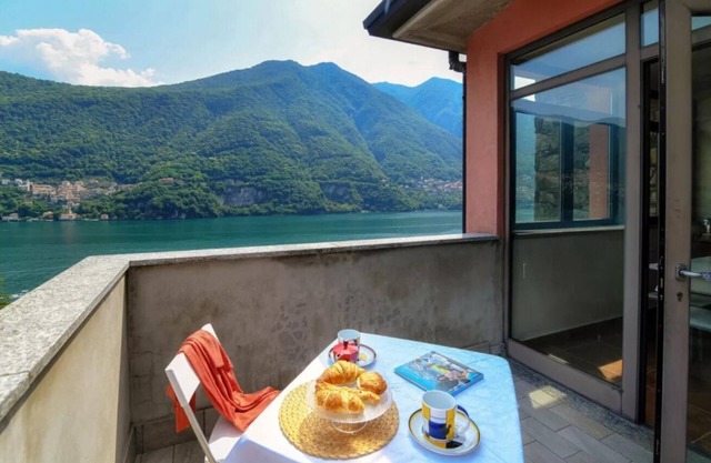 Riflessi sul Lago Apt Laglio - Alba