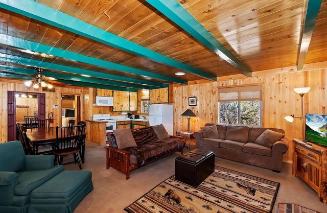 Right At Home by Destination Big Bear: Mountain Views! Covered Deck! Yard! Cute & Cozy!
